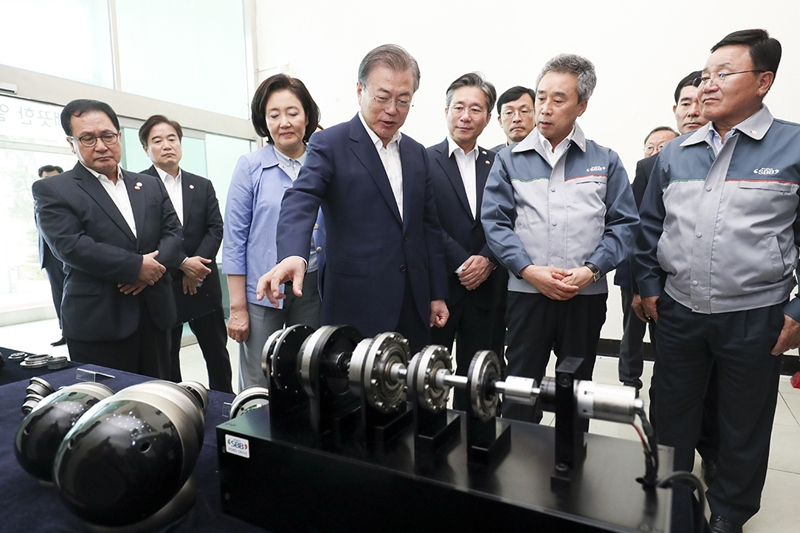 President Moon Jae-in on Aug. 7 visits in the city of Gimpo, Gyeonggi-do Province, the decelerator manufacturer SBB Tech. (Cheong Wa Dae)